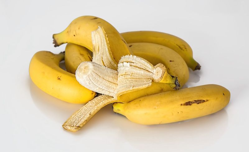 Kulit pisang dapat diolah sebagai obat alami.