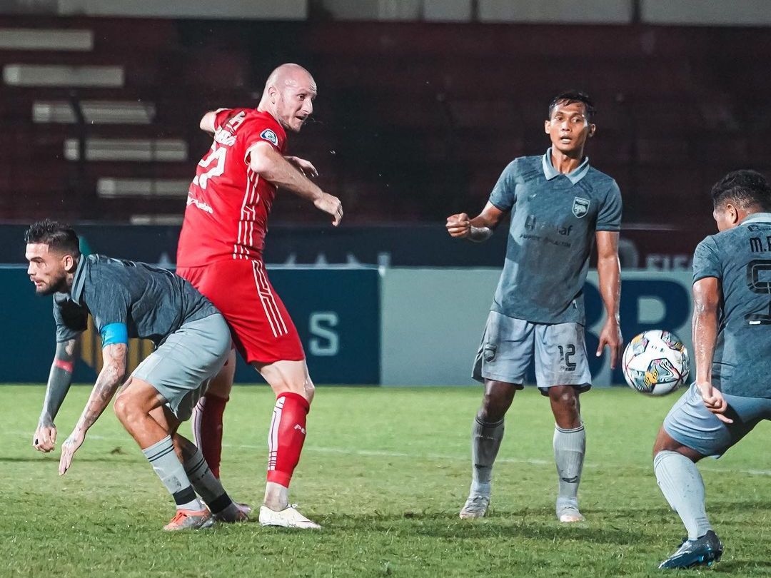 Striker Persija, Michael Krmencik berebut bola di lini pertahanan Borneo FC, Selasa (6/12/2022).