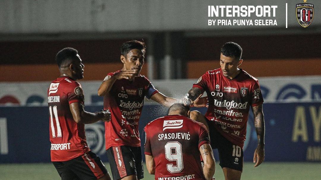 Para pemain Bali United merayakan gol Ilija Spasojevic ke gawang Bhayangkara FC, Sabtu (23/10/2021) malam.