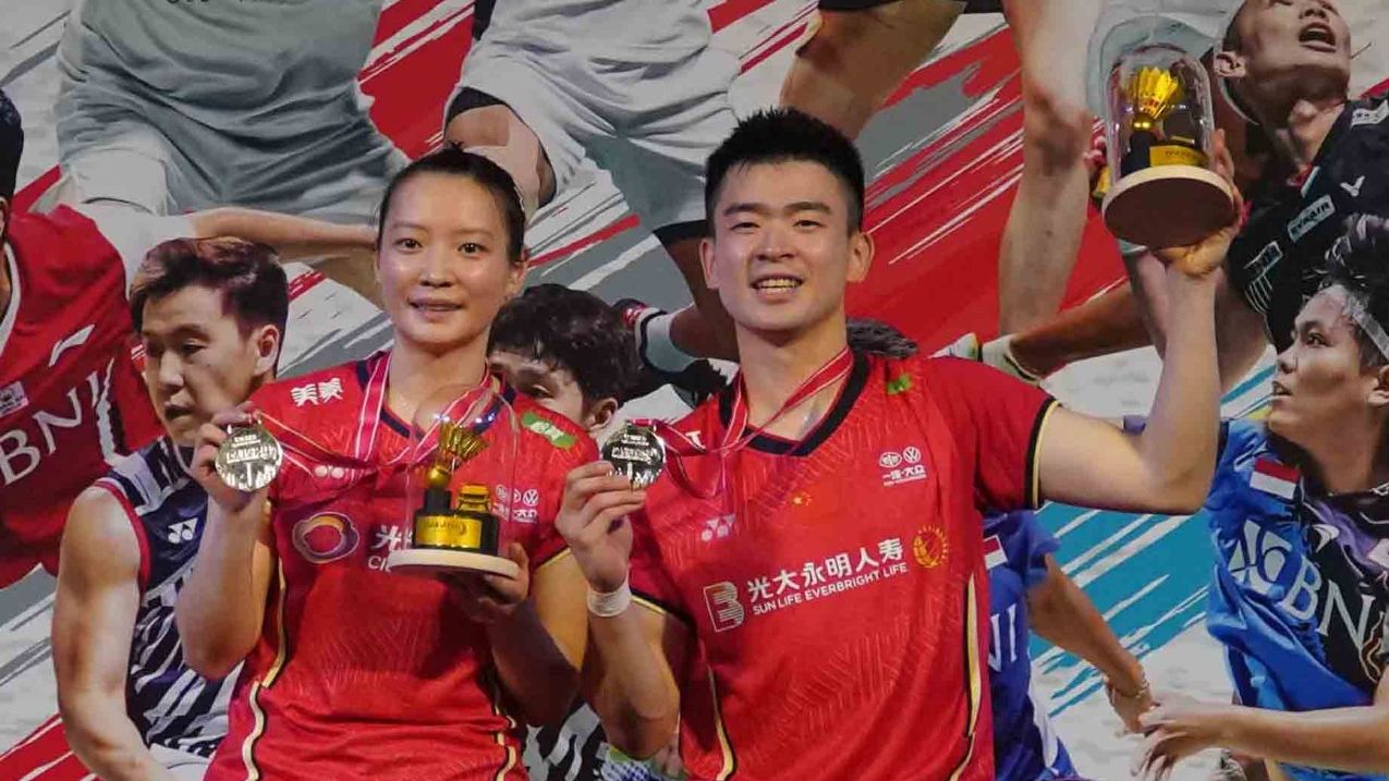 Ganda campuran Cina, Zheng Si Wei (kanan) dan Huang Ya Qiong (kiri), berpose bersama setelah menjuarai Indonesia Masters 2022 yang digelar di Istora Senayan, Jakarta pada Minggu (12/6/2022).