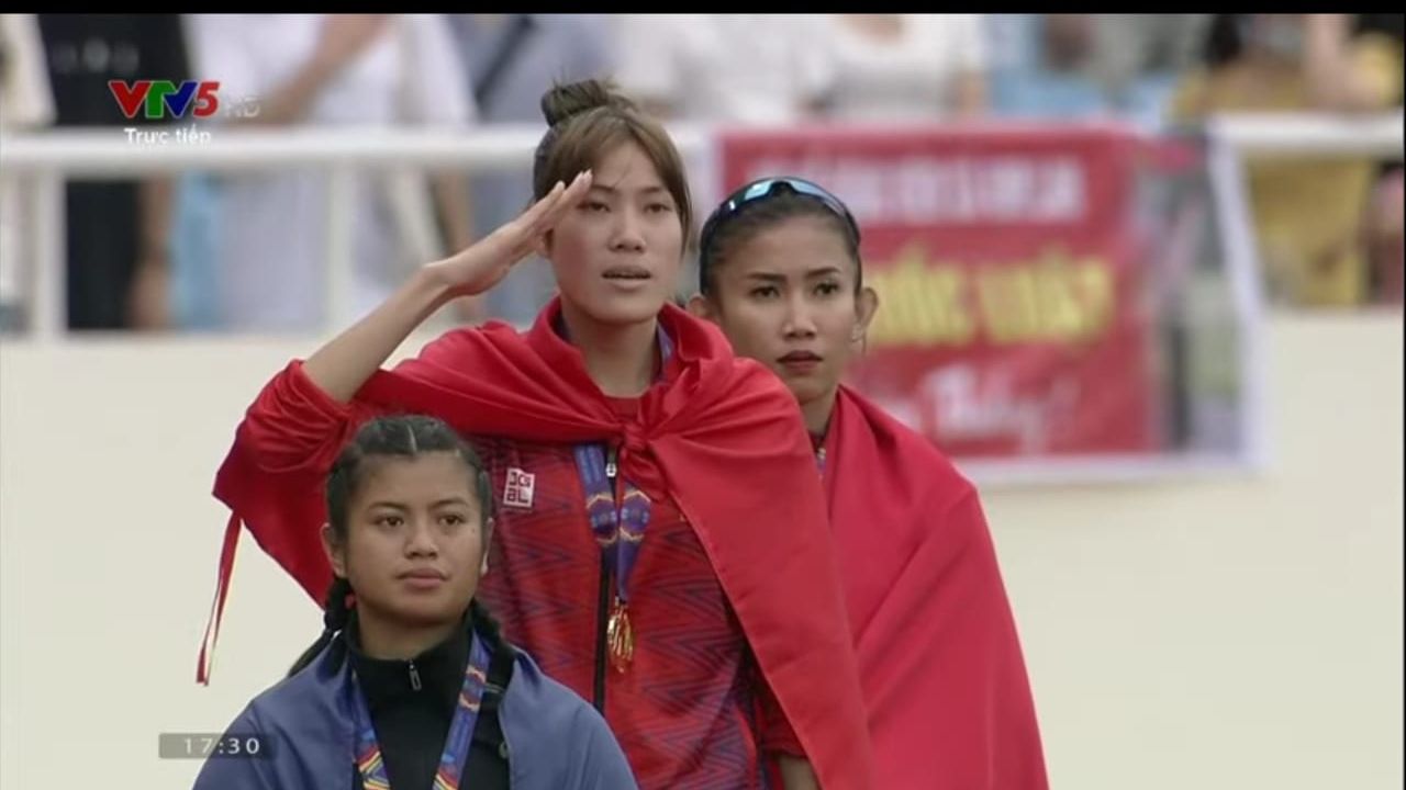 Atlet andalan Indonesia, Emilia Nova (belakang), harus puas dengan raihan medali perak SEA Games 2021 dari nomor lari gawan 100 meter putri yang digelar di Stadion My Dinh, Hanoi, Vietnam pada Senin (16/5/2022).
