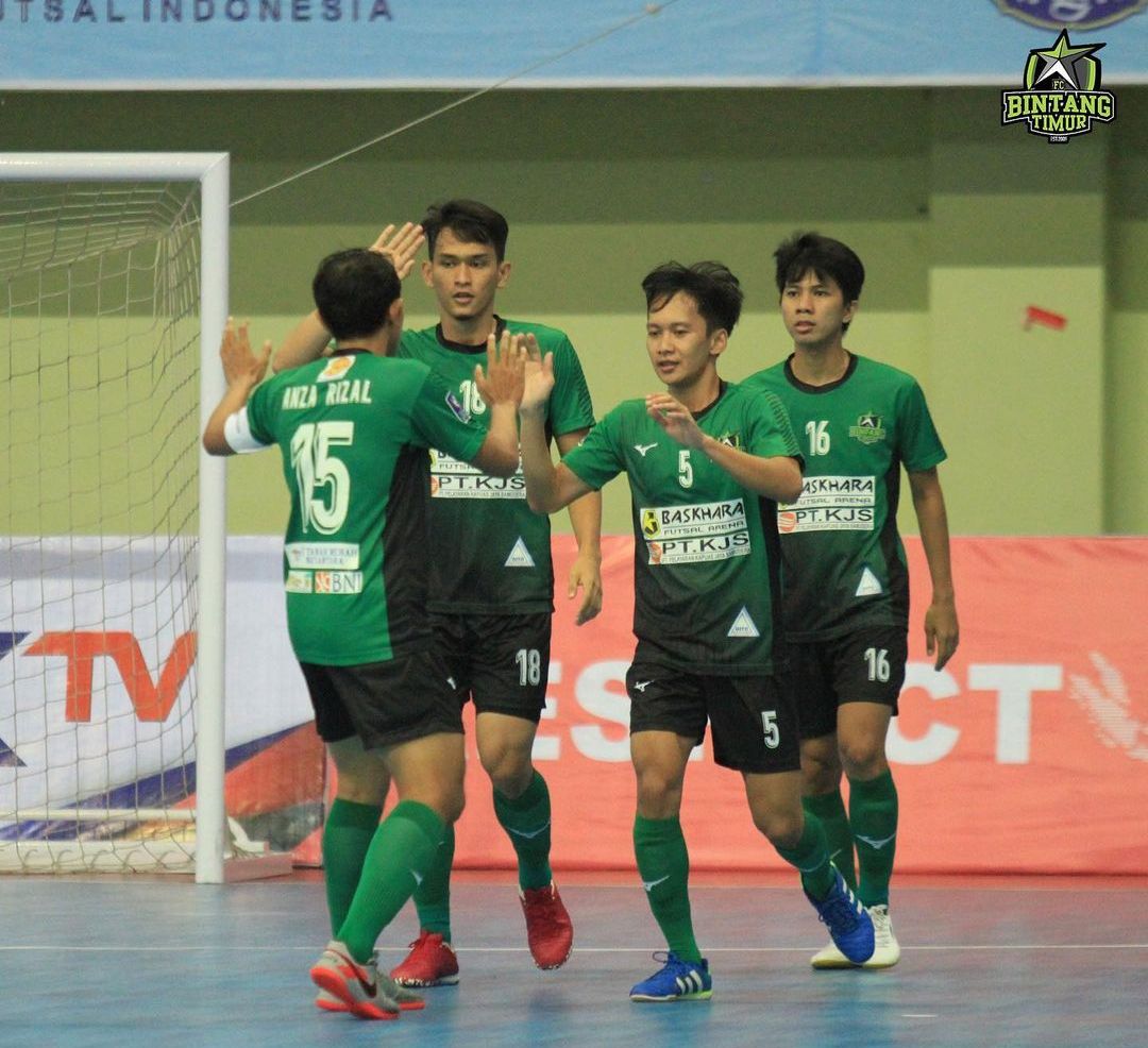 Flank Bintang Timur Surabaya, Friski Dwiki (nomor punggung 5) mencetak gol ke gawang Vamos Mataram pada laga perebutan tempat ketiga Pro Futsal League 2020, 28 Maret 2021