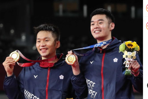 Lee Yang/Wang Chi Lin saat berpose dengan medali emas ganda putra di podium Olimpiade Tokyo 2020. 