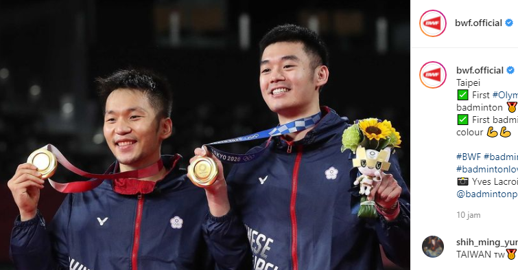 Lee Yang/Wang Chi Lin saat berpose dengan medali emas ganda putra di podium Olimpiade Tokyo 2020. 