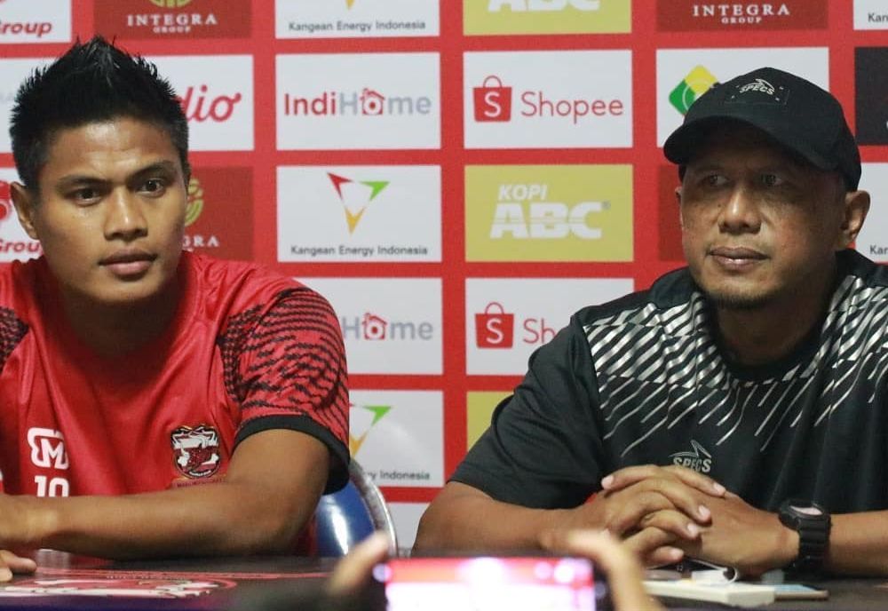 Bek tengah Madura United, Fachruddin Aryanto dan pelarih Rahmad Darmawan dalam sesi jumpa pers menjelang laga timnya menjamu Barito Putera pada laga perdana Liga 1 2020, 28 Februari 2020.