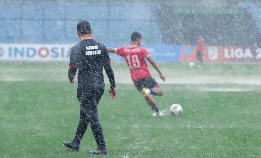 Kondisi lapangan Stadion Teladan, Kota Medan,  saat hendak dipakai menggelar laga Karo United vs Sriwijaya FC pada pekan keenam Liga 2 2022-2023, 27 September 2022.