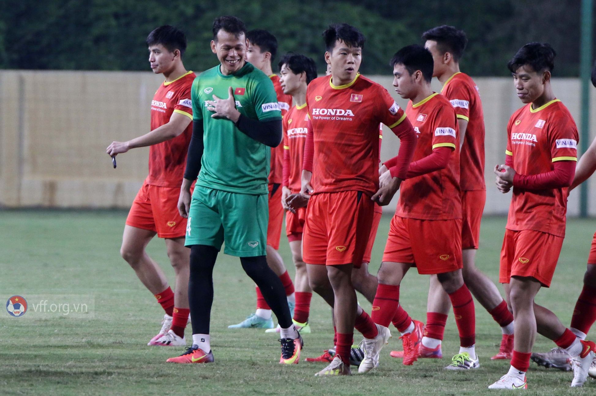 Kiper timnas Vietnam, Bui Tan Truong (hijau), dan para pemain lain dalam sesi latihan tim.