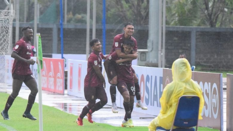 Para pemain Sriwijaya FC merayakan gol Muchlishin Aziz Hutagalung ke gawang Perserang Serang di pekan pertama Liga 2 2022-2023, Agustus 2022.