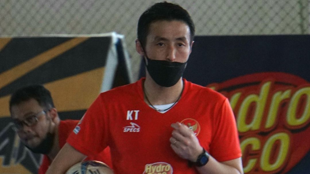 Pelatih timnas futsal Indonesia, Kensuke Takahashi, saat memimpin pemusatan latihan di Surabaya, 10 Oktober 2021.