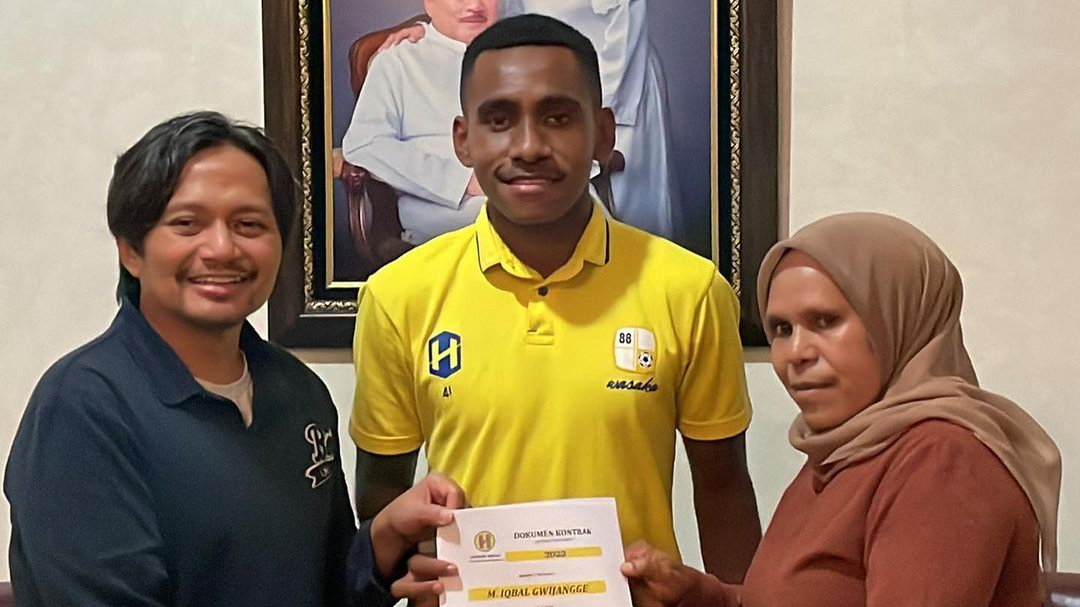 Iqbal Gwijangge (kuning) resmi bergabung dengan Barito Putera, 24 Oktober 2022.
