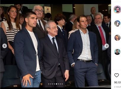 Carlos Alcaraz (kiri) dan petenis Rafael Nadal menerima undangan Presiden Florentino Perez untuk menyaksikan pertandingan Real Madrid vs Espanyol.