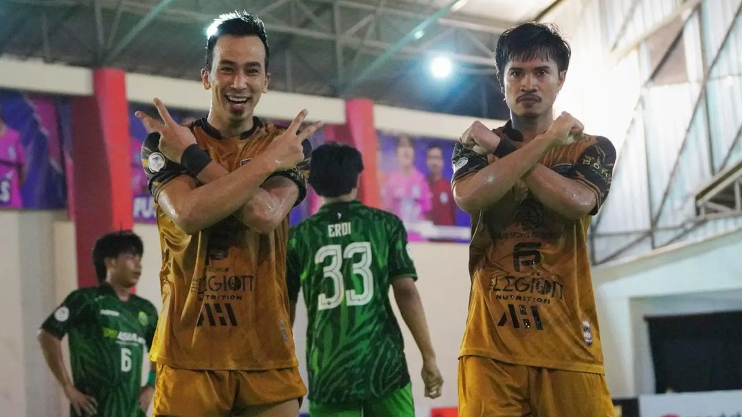 Fhandy Permana (kanan) merayakan golnya bersama pemain asing Ali Ebrahimi untuk Pendekar United di Pro Futsal League 2021, Maret 2022.