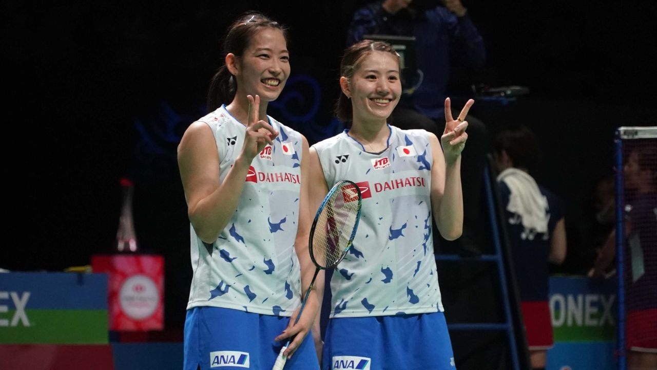 Nami Matsuyama/Chiharu Shida berpose usai memenangi partai final ganda putri Indonesia Open 2022 yang digelar di Istora Senayan, Jakarta pada Minggu (19/6/2022).