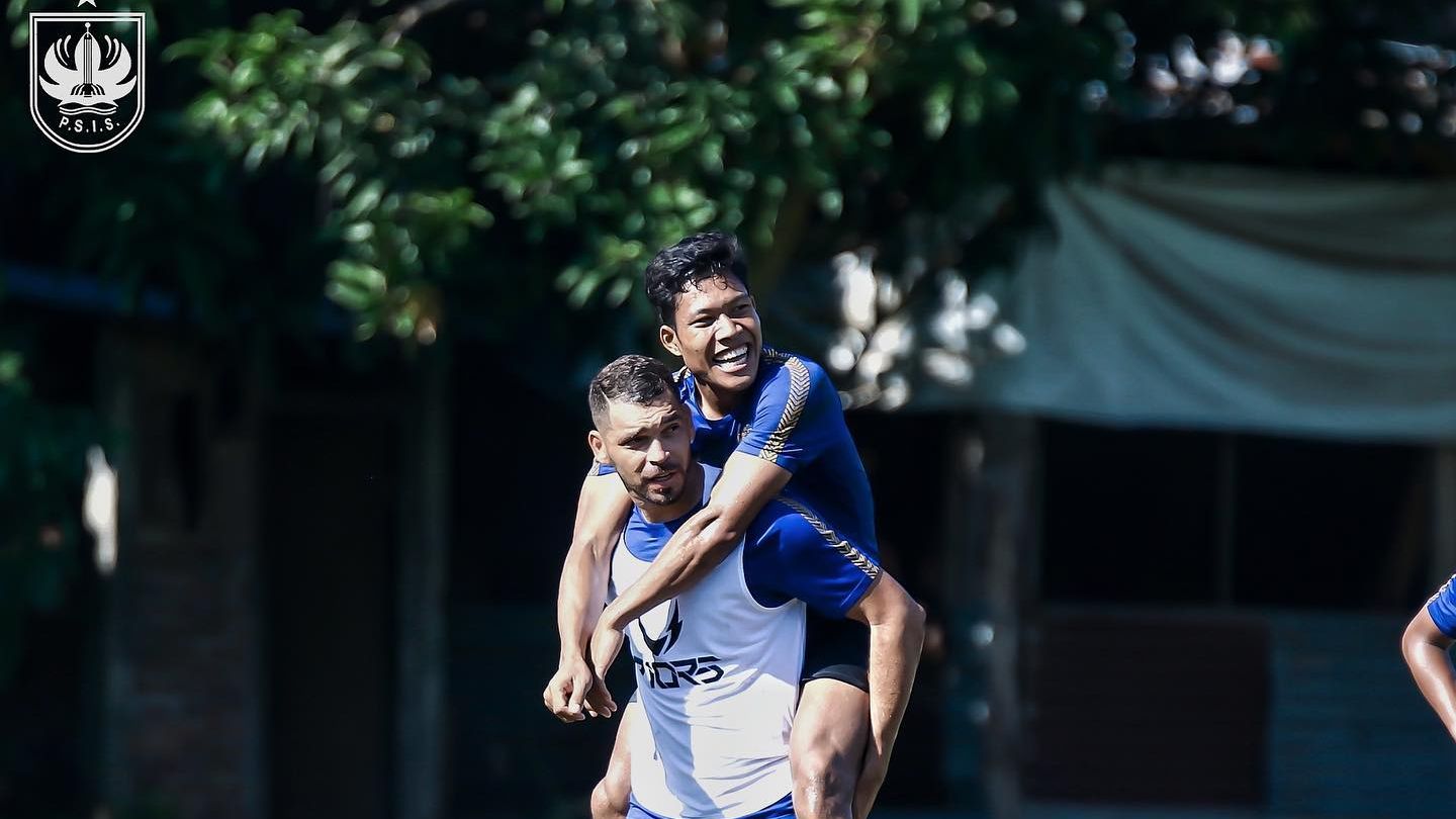 Wahyu Prasetyo digendong Wallace Costa dalam latihan PSIS Semarang pada 28 Desember 2021.