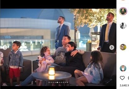 Georgina Rodriguez mengusap ujung matanya yang berair saat dia, Cristiano Ronaldo, dan anak-anak menyaksikan video klipnya di Menara Burj Khalifa.