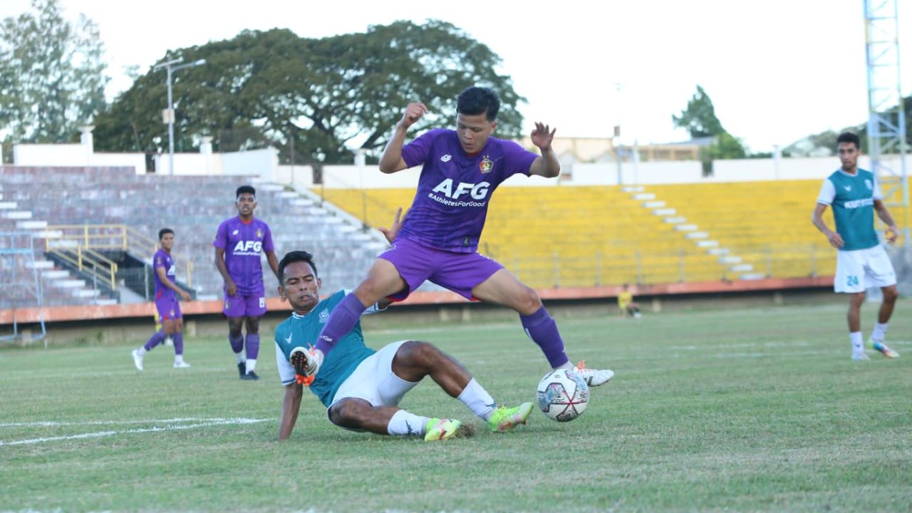 Bayu Otto (unggu) saat Persik Kediri beruji coba melawan tim Liga 2, Nusantara United FC, 8 Juli 2022.