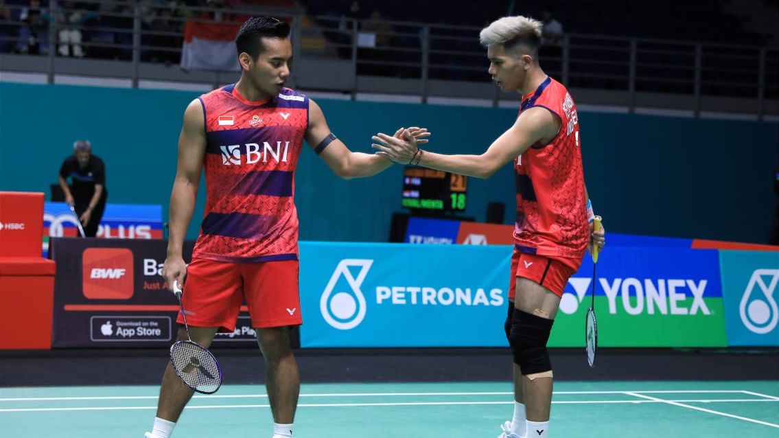 Ganda putra Indonesia, Pramudya Kusumawardana/Yeremia Erich Yoche Yacob Rambitan, saat tampil pada babak pertama Malaysia Open 2023 yang digelar di Axiata Arena, Kuala Lumpur pada Selasa (10/1/2023).