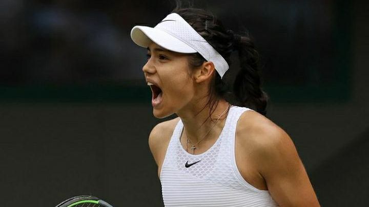 Petenis muda asal Inggris, Emma Raducanu, membuat kejutan di Wimbledon 2021.