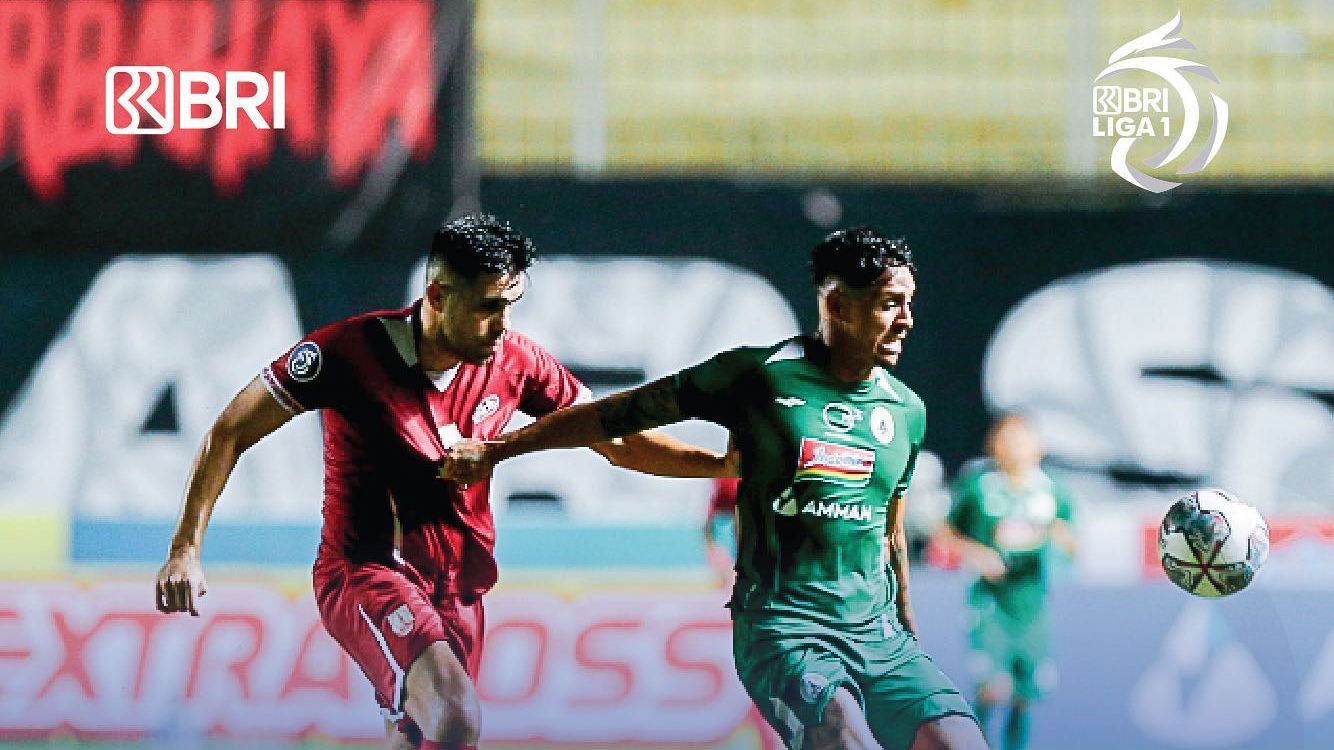 Bek Persis Solo, Fabiano Beltrame (merah) coba hentikan aksi striker PSS Sleman, Mychell Chagas dalam laga pekan kesembilan Liga 1 2022-2023, 10 September 2022.