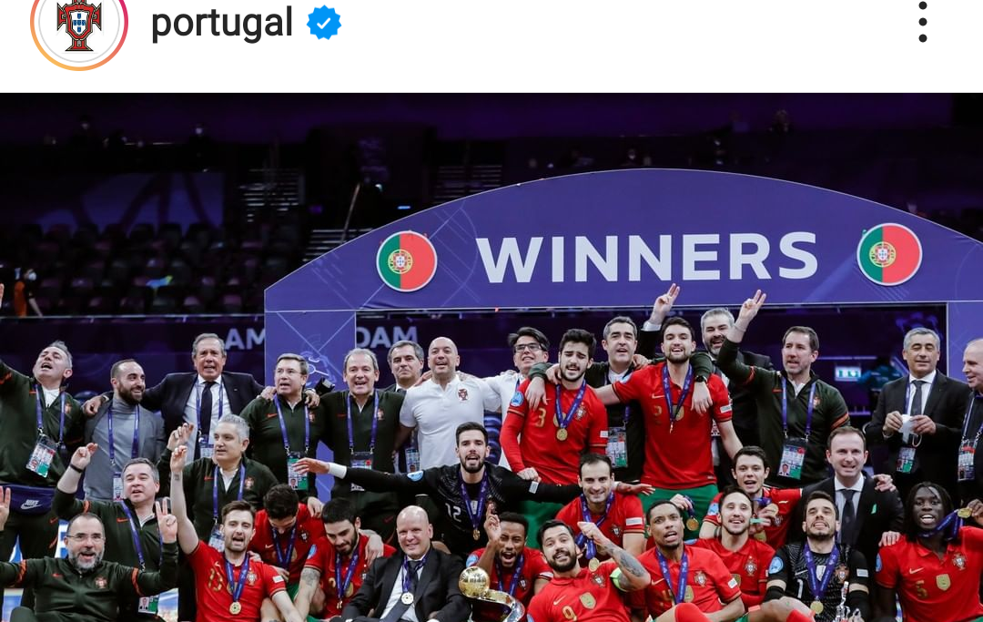 Timnas futsal Portugal merayakan keberhasilan juara Piala Eropa Futsal 2022 di Belanda, Februari 2022.