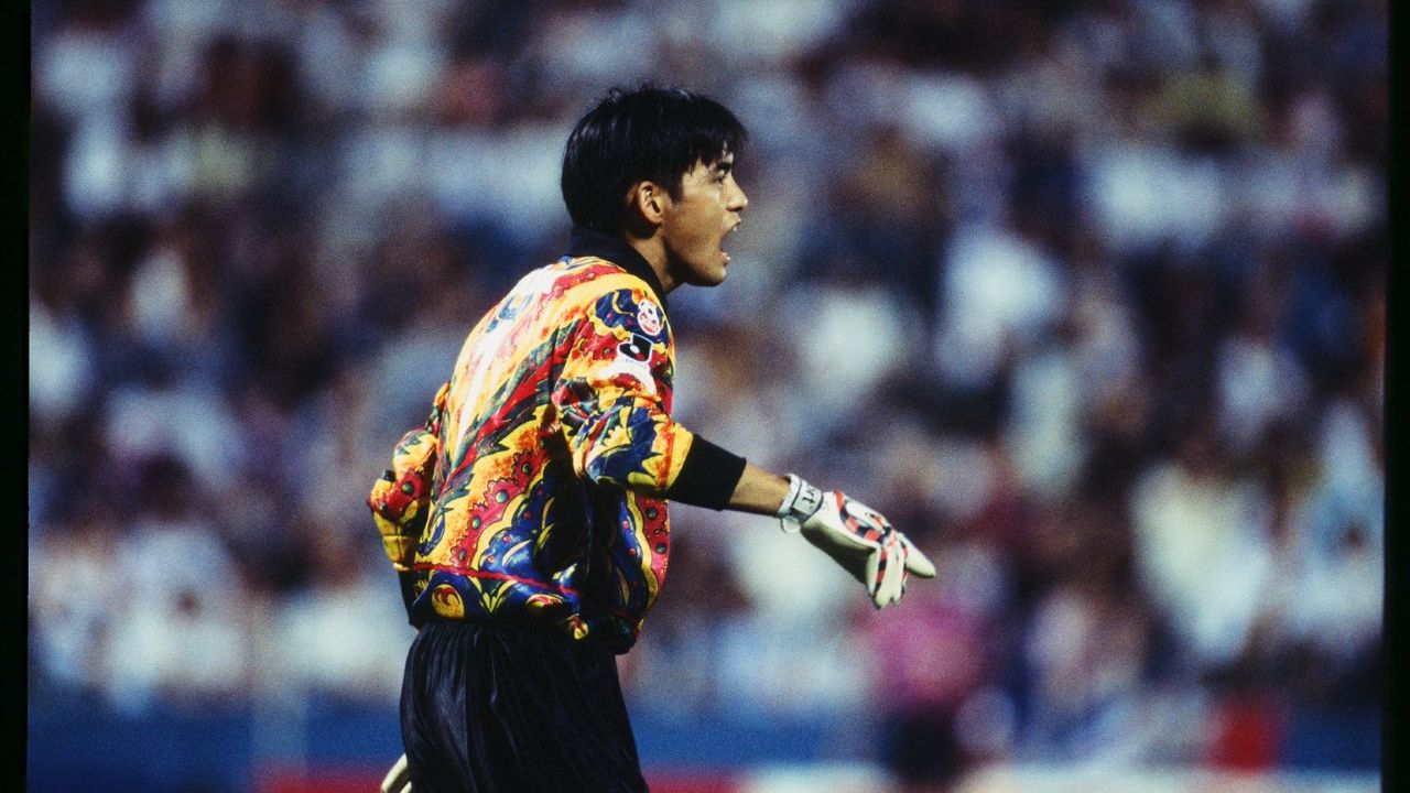 Legenda timnas Jepang dan peraih gelar Rookie of the Year J.League 1995, Yoshikatsu Kawaguchi, saat membela Yokohama Marinos.
