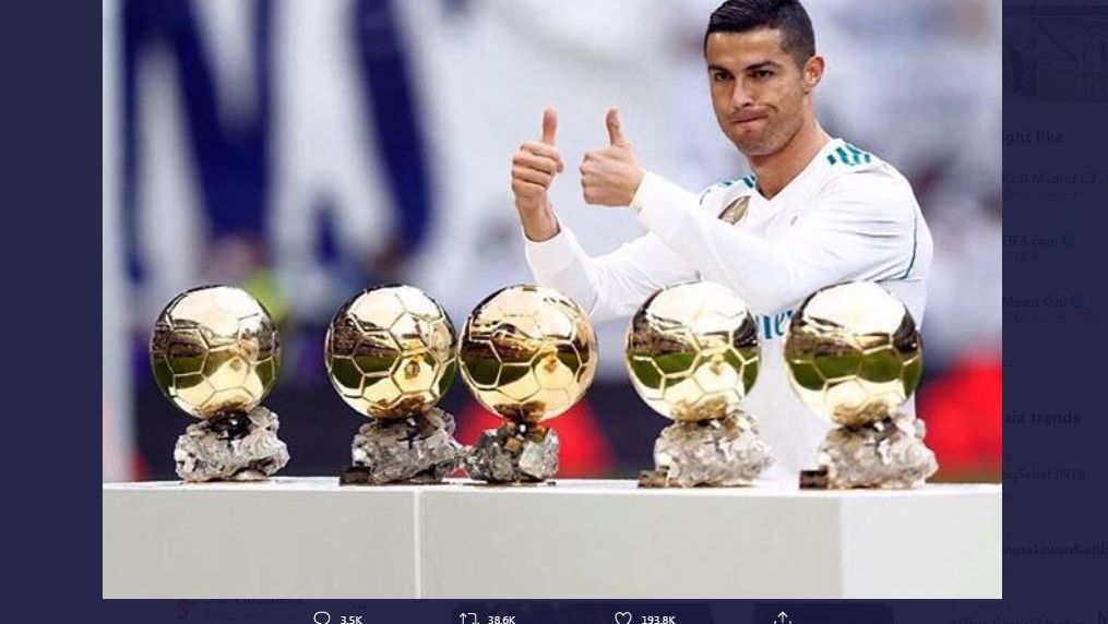 Cristiano Ronaldo memamerkan piala Ballon d'Or, saat masih membela Real Madrid