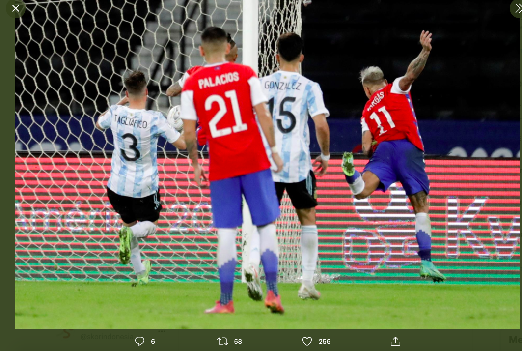 Pemain timnas Cile, Eduardo Vargas, saat mencetak gol ke gawang Argentina pada Copa America 2021.