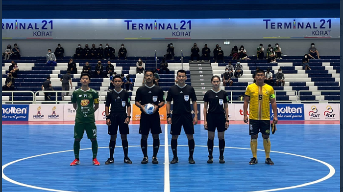 Kapten Bintang Timur Surabaya, Septyan Dwi Chandra (kiri) dan kapten Perwira, Mohamad Safari Wahit (kanan) mengapit perangkat pertandingan sebelum laga pamungkas Grup A Piala AFF Futsal Antarklub 2022 di Terminal 21 Korat, Thailand, 6 September 2022.