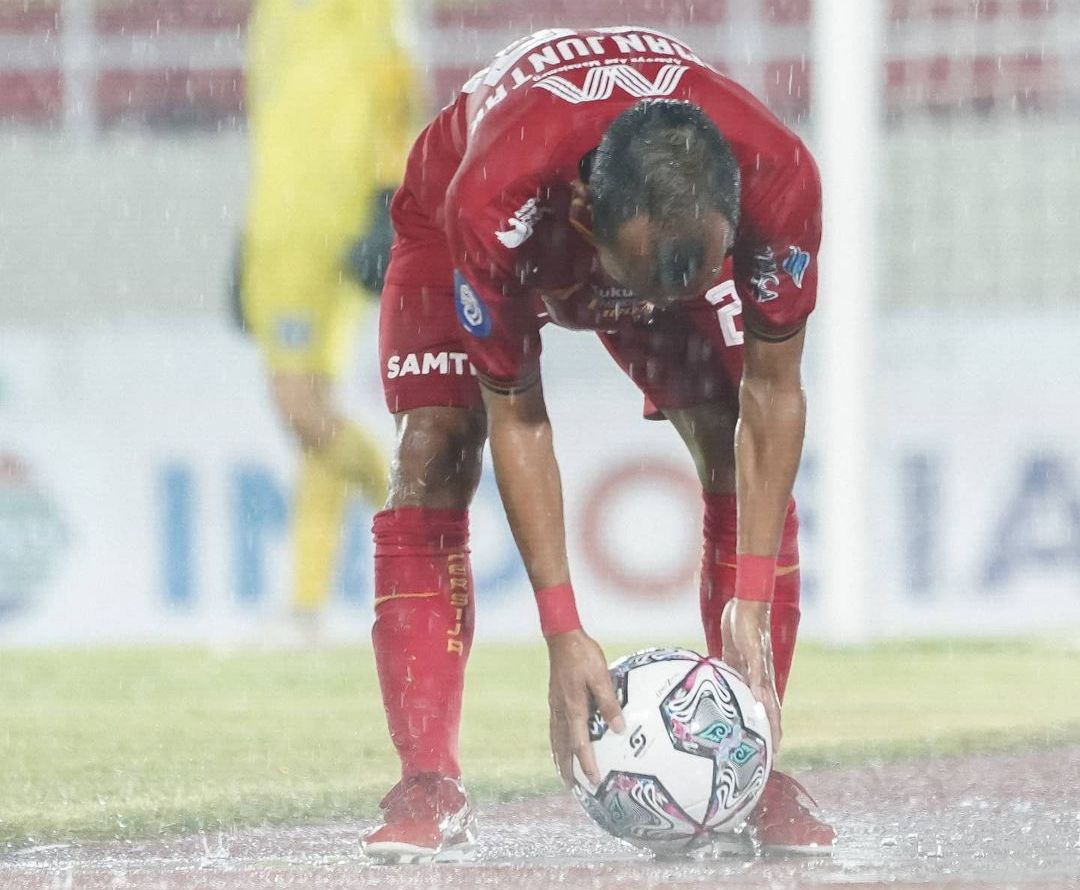 Pemain Persija, Riko Simanjuntak, mengambil bola dalam pertandingan melawan Arema FC, Minggu (17/10/2021).