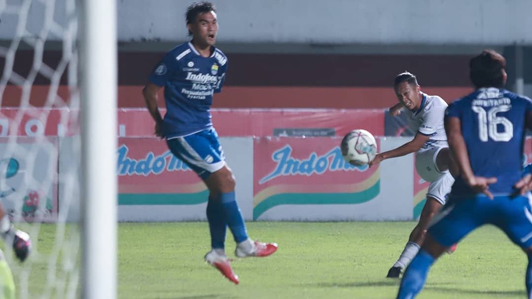 Aksi Dendi Santoso (tengah) melepaskan sepakan untuk jadi gol bagi Arema FC ke gawang Persib dalam laga Liga 1 2021-2022, 28 November 2021.