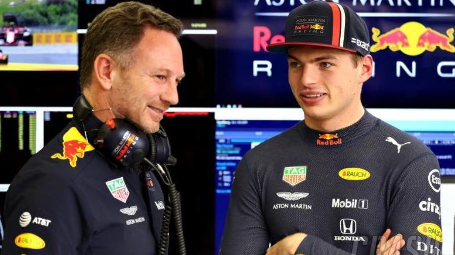 Prinsipal Red Bull Racing, Christian Horner (kiri),  berbincang dengan Max Verstappen di sela-sela F1 2020. 