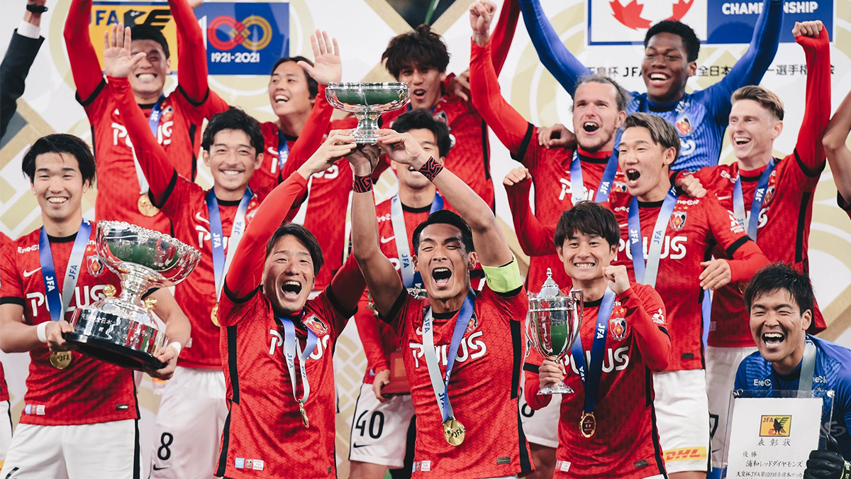Para pemain Urawa Red Diamonds merayakan gelar Piala Kaisar 2021.