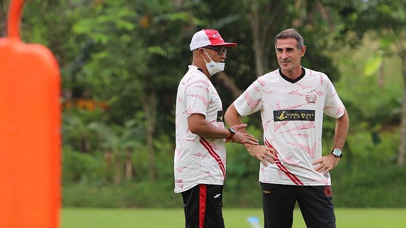 Diskusi pelatih kepala Persija, Angelo Alessio dan asisstennya, Sudirman sebelum memulai latihan di Sawangan, Kota Depok pada 13 November 2021.