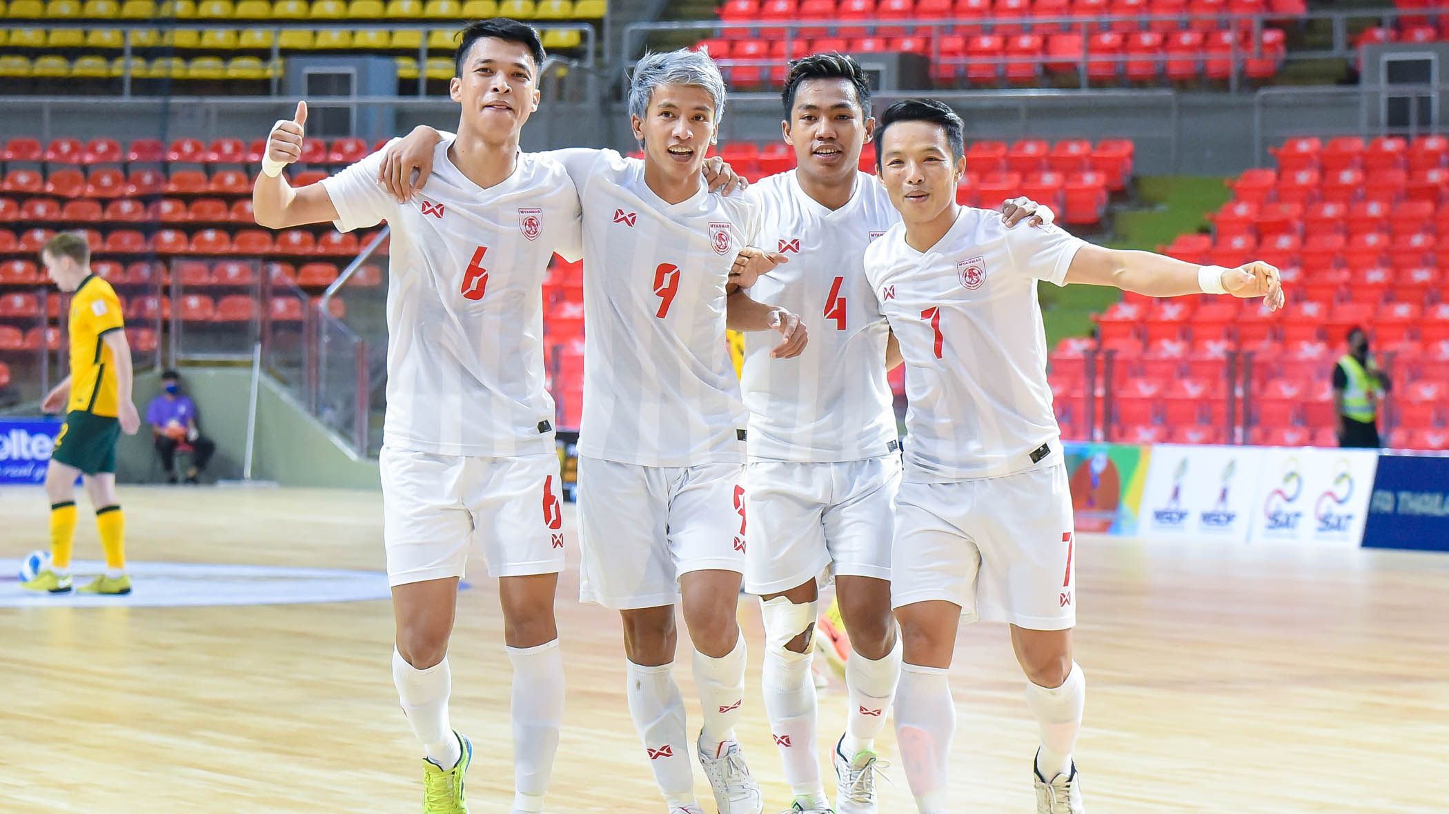 Para pemain timnas futsal Myanmar merayakan gol saat melawan Australia di fase grup Piala AFF Futsal 2022, 5 April 2022.