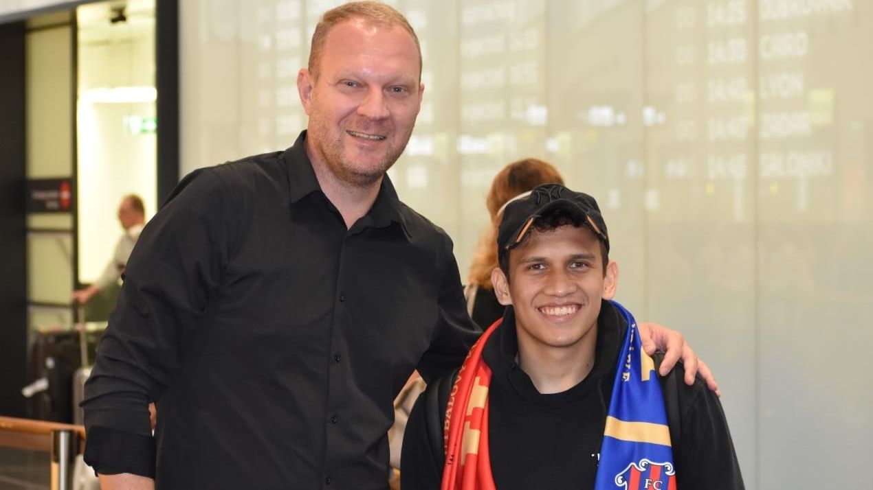 Egy Maulana Vikri bersama Manajer Umum FC ViOn Zlaté Moravce, Marek Ondrejka