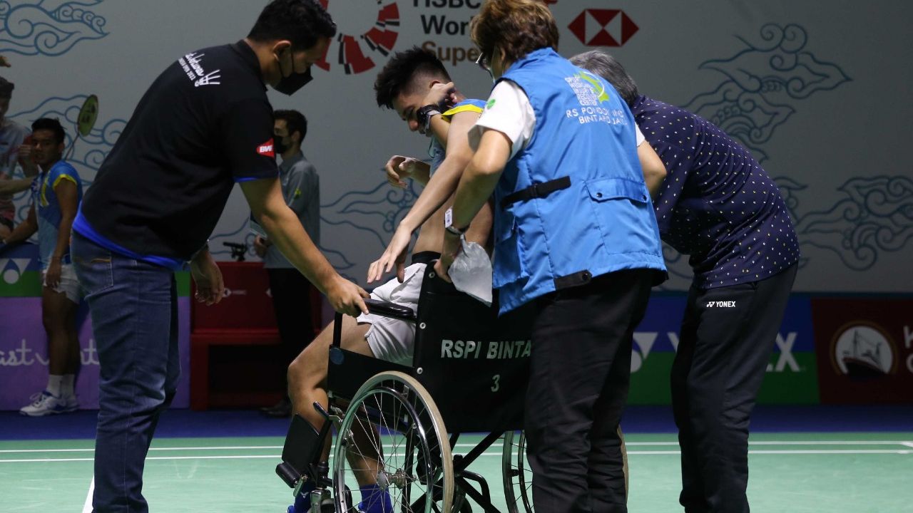 Yeremia Erich Yoche Yacob Rambitan mengalami cedera lutut saat melakoni laga perempat final Indonesia Open 2022 pada Jumat (17/6/2022) di Istora Senayan, Jakarta dan harus dibawa keluar dengan kursi roda.