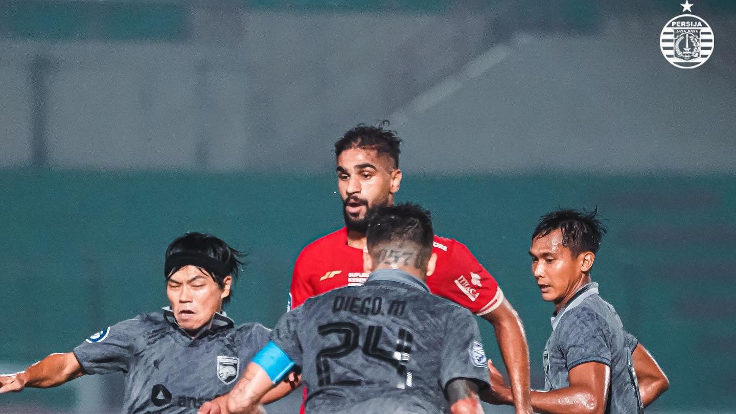 Striker Persija, Abdulla Yusuf Helal di antara tiga pemain Borneo FC, Kei Hirose, Diego Michiels, dan Hendro Siswanto (kanan) dalam laga pekan ke-12 Liga 1 2022-2023, 6 Desember 2022.