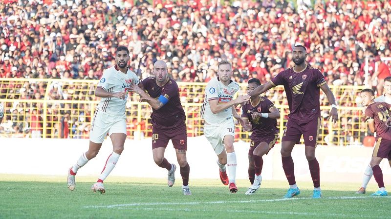 Pemain Persija Jakarta, Abdulla Yusuf Helal dan Hanno Behrens (jersey putih) berusaha untuk melepaskan diri dari pengawalan pemain PSM Makassar, pada pertandingan pekan ketiga Liga 1 2022-2023, di Stadion BJ Habibie, 5 Agustus 2022.