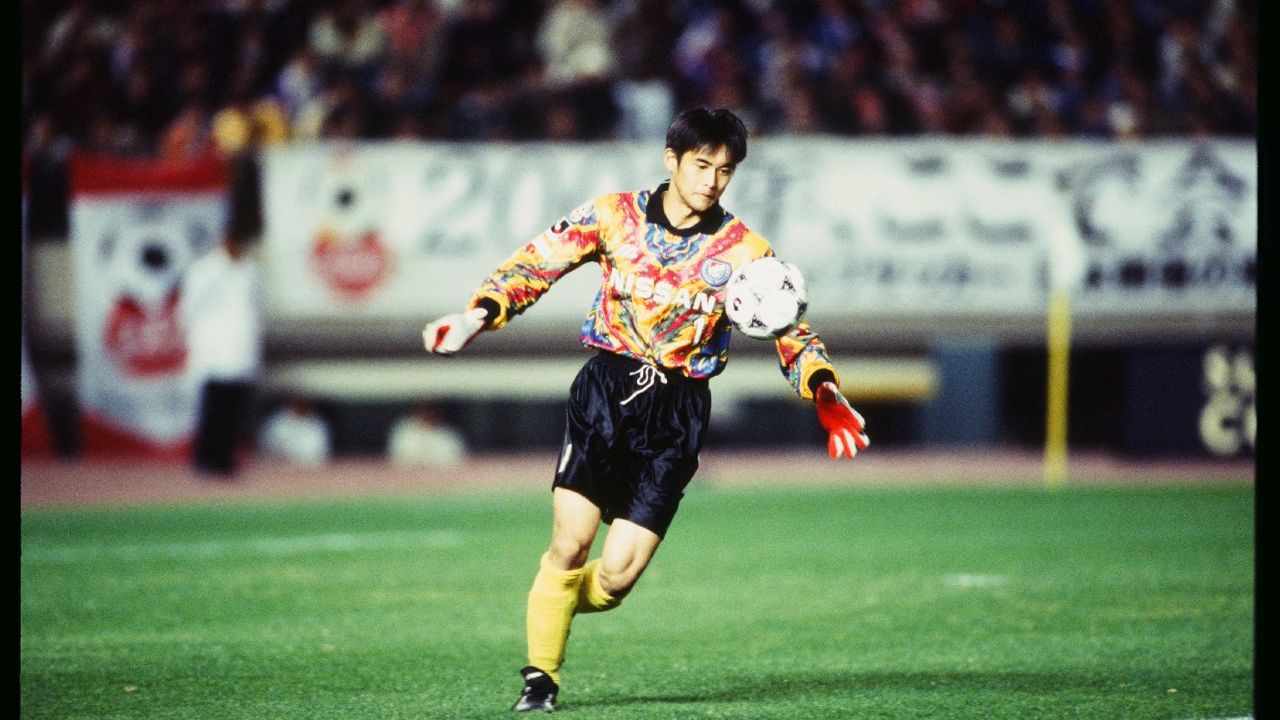 Yoshikatsu Kawaguchi saat membela Yokohama Marinos. Ia adalah legenda timnas Jepang dan peraih Rookie of the Year J.League 1995.