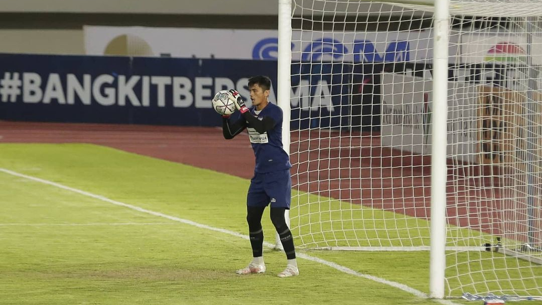 Kiper Persipura Jayapura, Fitrul Dwi Rustapa, melakukan pemanasan saat hendak menghadapi Persib Bandung di pekan ke-10 Liga 1 2021-2022, 30 Oktober 2021.