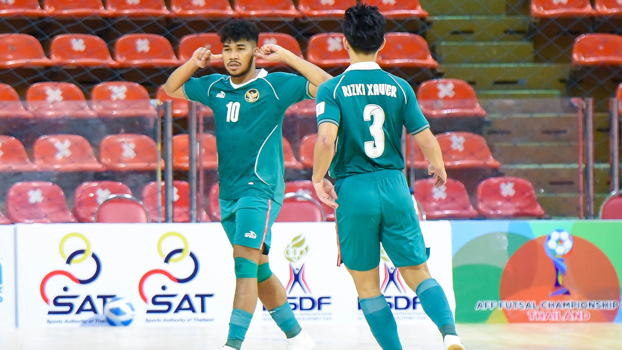 Evan Soumilena (10) merayakan golnya untuk timnas futsal Indonesia dalam laga melawan Malaysia pada fase grup Piala AFF Futsal 2022 di Stadion Huamark Indoor, Bangkok, Thailand, 4 April 2022.
