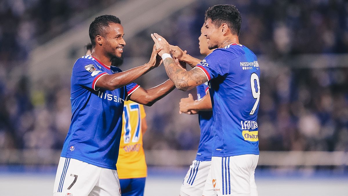 Leo Ceara (kanan) merayakan gol untuk Yokohama F. Marinos di Meiji Yasuda J1 League.