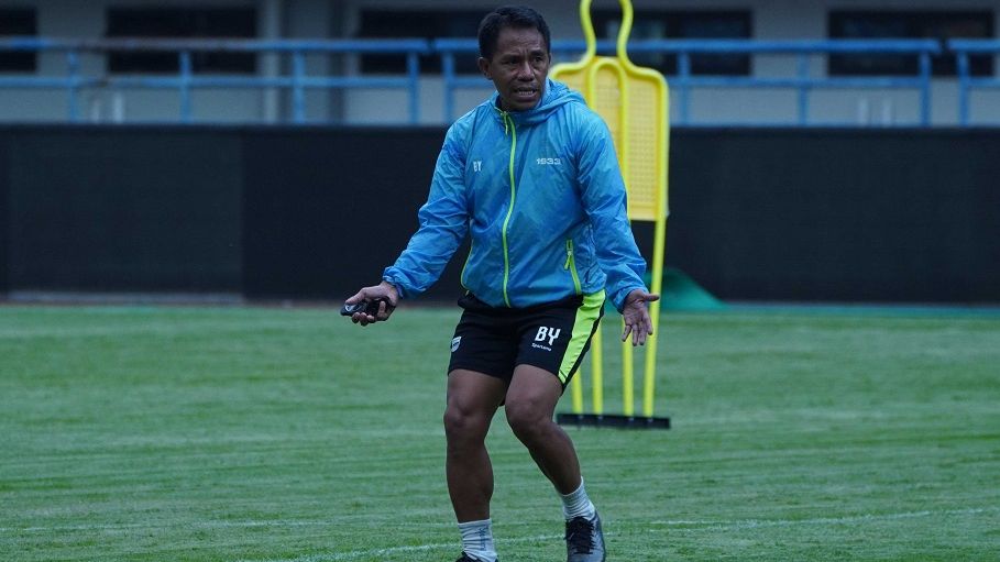 Budiman, asisten pelatih Persib Bandung, memimpin latihan tim untuk lanjutan Liga 1 2022-2023, Agustus 2022.