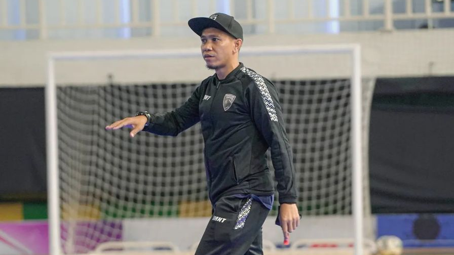 Pelatih Pendekar United, Wahyu Triyanto atau Coach Bewe, sedang memberikan instruksi pada sesi latihan timnya sebagai persiapan Pro Futsal League 2021, Februari 2022.
