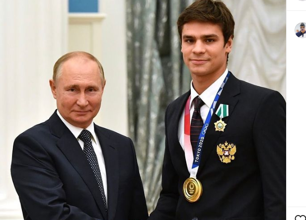 Perenang Rusia, Evgeny Rylov, berjabat tangan dengan Presiden Vladimir Putin dalam undangan negara setelah memenangi medali emas di Olimpiade Tokyo 2020.