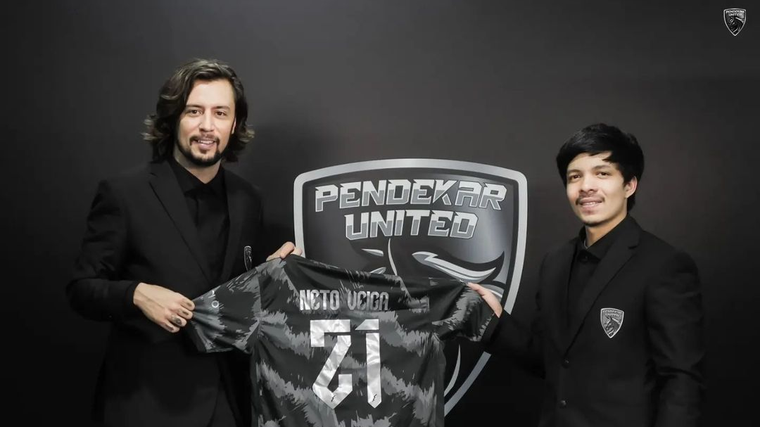Pemilik klub Pendekar United, Atta Halilintar (kanan), memperkenalkan Neto Veiga sebagai pemain asing anyar timnya untuk putaran kedua Pro Futsal League 2021, 18 April 2022.