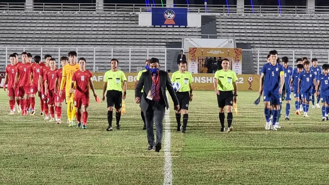Para pemain timnas U-19 Vietnam vs Thailand sebelum bertanding pada Piala AFF U-19 2022 di Stadion Madya, Jakarta, 10 Juli 2022.