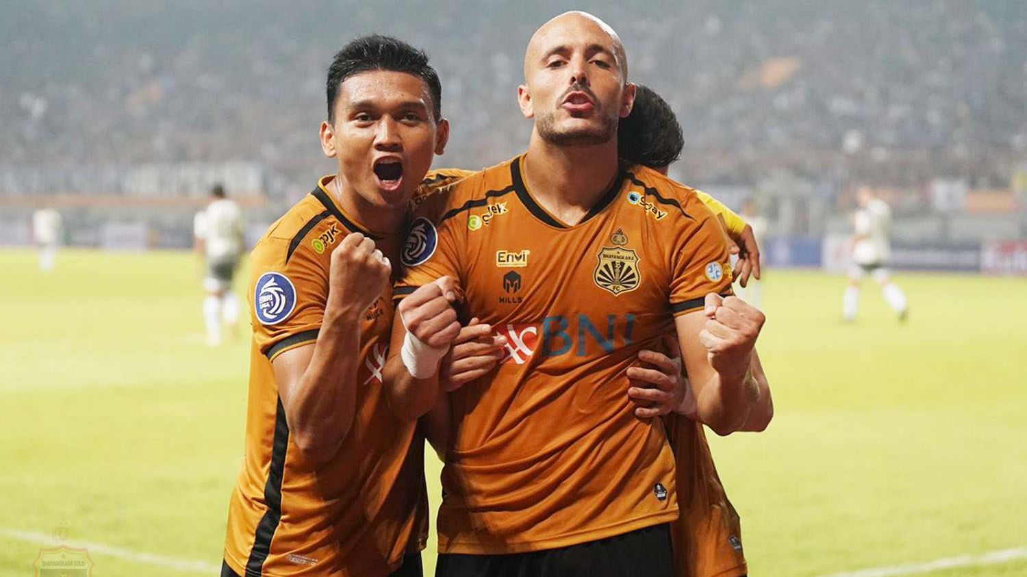 Momen selebrasi Youssef Ezzejjari (kepala plontos) bersama rekannya Dendy Sulistyawan setelah mencetak gol untuk Bhayangkara FC di Liga 1 2022-2023 saat melawan Persib Bandung pada 24 Juli 2022.