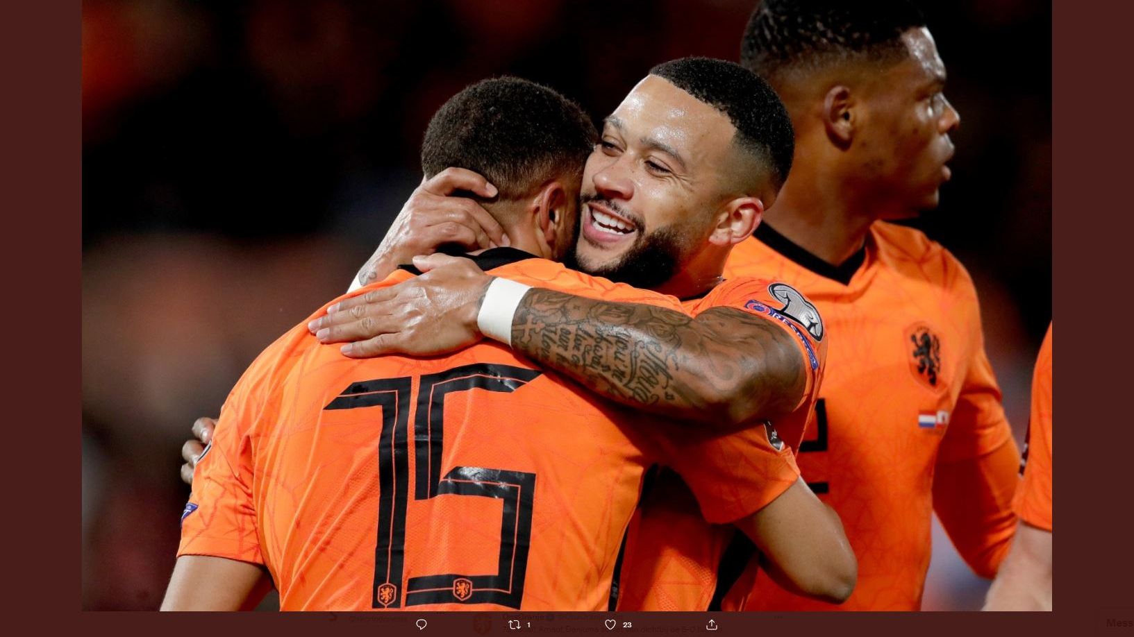 Memphis Depay (tengah) merayakan gol Arnaut Danjuma untuk Belanda, pada laga melawan Gibraltar di Kualfiikasi Piala Dunia 2022.
