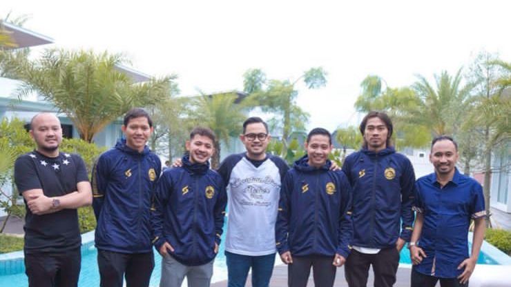 Presiden Arema FC, Gilang Widya Pramana berfoto dengan empat pemain anyar Singo Edan, Evan Dimas, Andik Rendika Rama, Gian Zola, dan Adam Alis